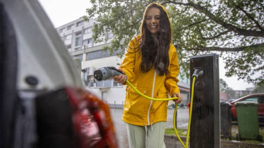 Lluvias intensas y autos eléctricos: ¿qué tan seguros son?