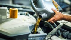 ¿Cómo revisar el nivel de aceite del motor y cuándo cambiarlo?