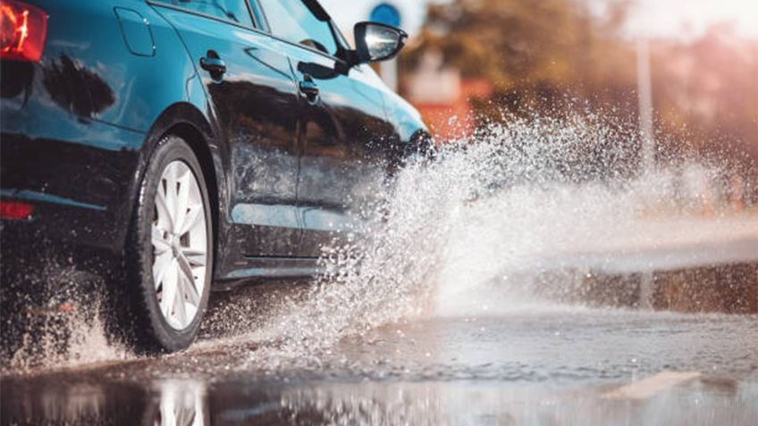 Aquaplaning: qué es y cómo evitarlo mientras conduces bajo la lluvia