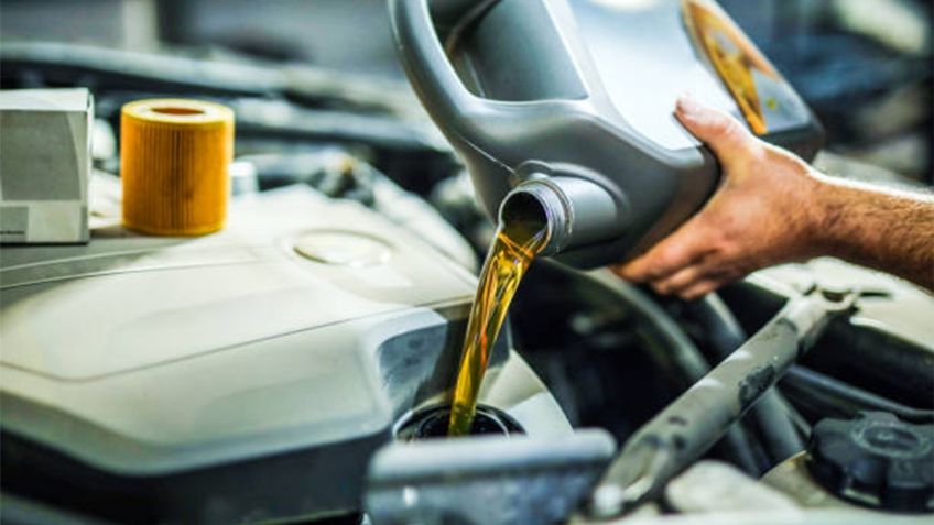 ¿Cómo revisar el nivel de aceite del motor y cuándo cambiarlo?