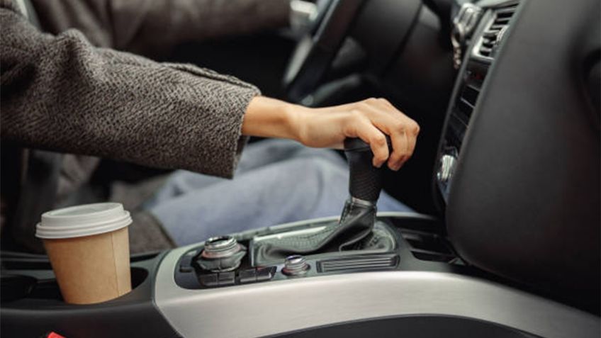 Errores comunes que dañan la transmisión del coche sin darte cuenta