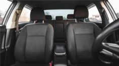 ¿Cómo evitar que el agua de lluvia entre al interior del vehículo?