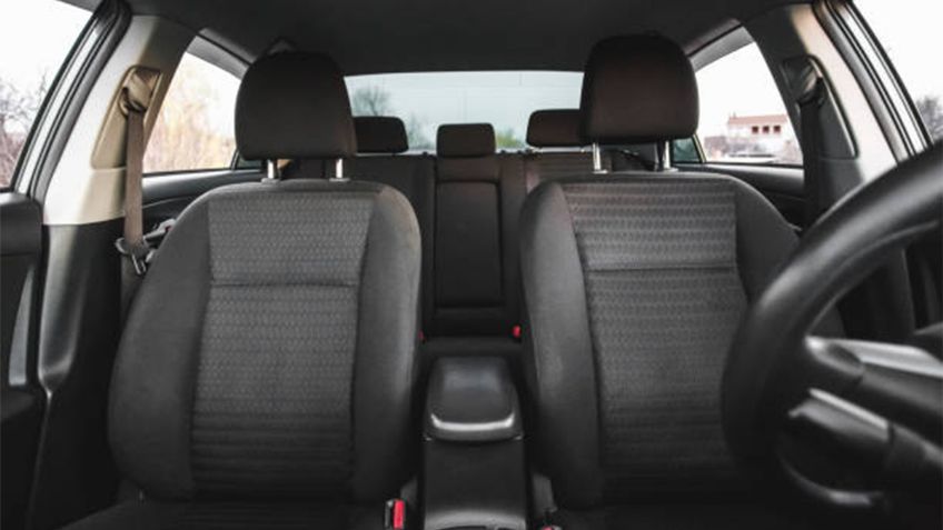 ¿Cómo evitar que el agua de lluvia entre al interior del vehículo?