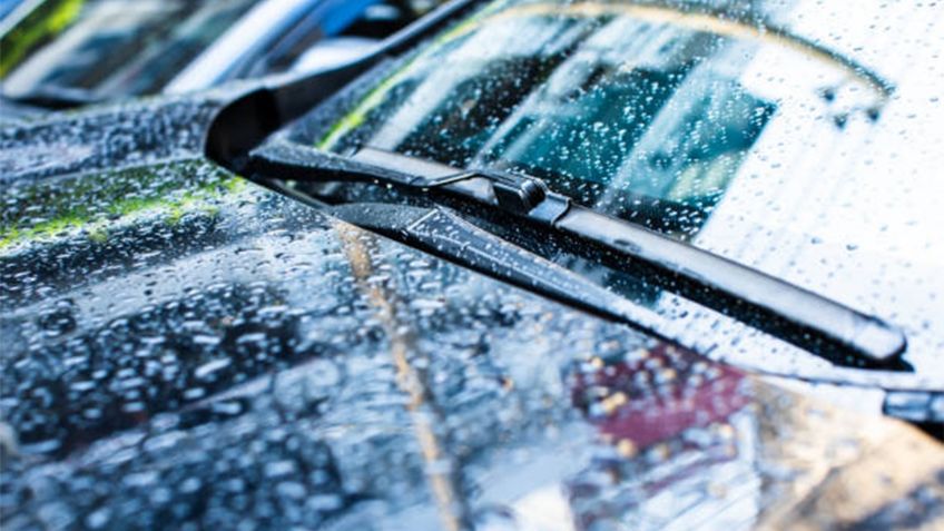 ¿Cómo limpiar el sistema de desagüe del cofre y el parabrisas?