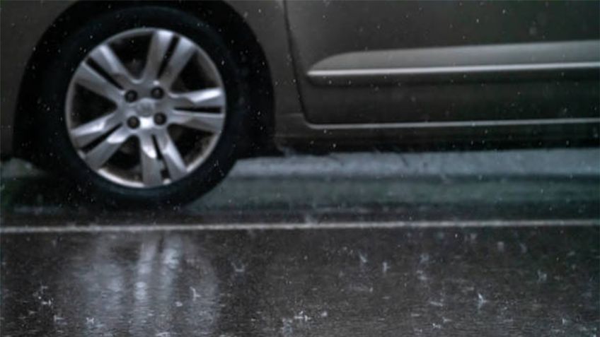 ¿Cómo frenar correctamente el auto cuando el pavimento está mojado?