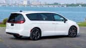 Foto ilustrativa de la nota titulada: Chrysler Pacifica 2026 Edición Centenario debuta en Detroit junto a íconos clásicos de la marca