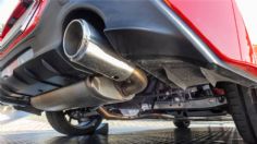 ¿Cuáles son los síntomas de humedad en el sistema de escape del coche?