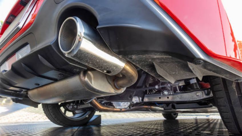 ¿Cuáles son los síntomas de humedad en el sistema de escape del coche?