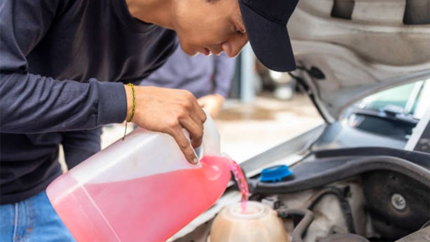 ¿Qué pasa si mezclo anticongelante con agua común?