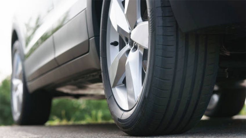 ¿Por qué es importante alinear y balancear las llantas regularmente?