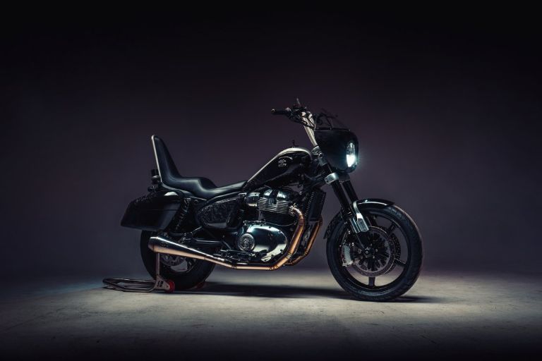 Royal Enfield usó una Super Meteor 650 para colaborar con The Great Frog