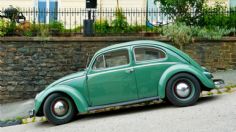 ¿Qué precauciones tomar al estacionar el auto en pendientes?