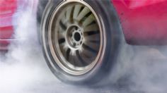 ¿Cómo afecta el manejo brusco al rendimiento del auto?