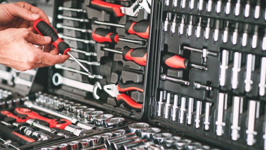 ¿Qué herramientas básicas debes llevar siempre en el auto?