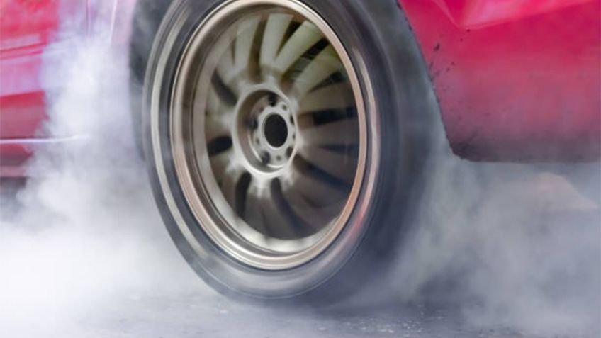 ¿Cómo afecta el manejo brusco al rendimiento del auto?