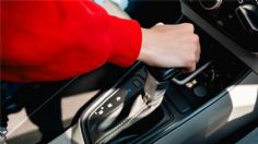 ¿Qué errores de manejo dañan la transmisión automática de un auto?