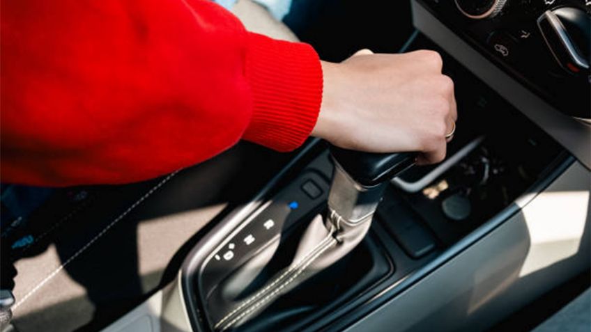 ¿Qué errores de manejo dañan la transmisión automática de un auto?