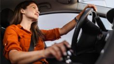 ¿Por qué no es buena idea conducir con la mano apoyada en la palanca de velocidades?