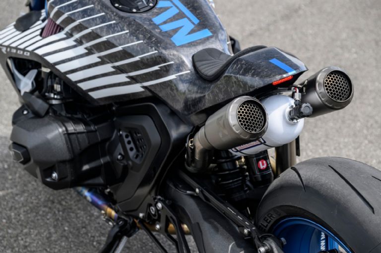 BMW colaboró con Akrapovic para lograr detalles exclusivos