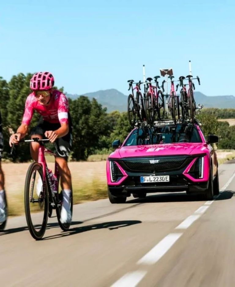Cadillac LYRIQ Así el vehículo de apoyo cero emisiones de EF Pro Cycling