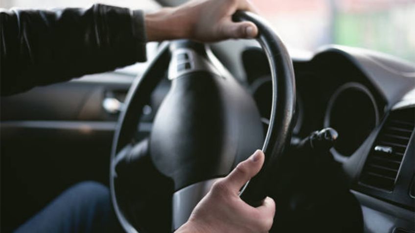 ¿Qué hacer si el volante del auto se siente duro al girar?