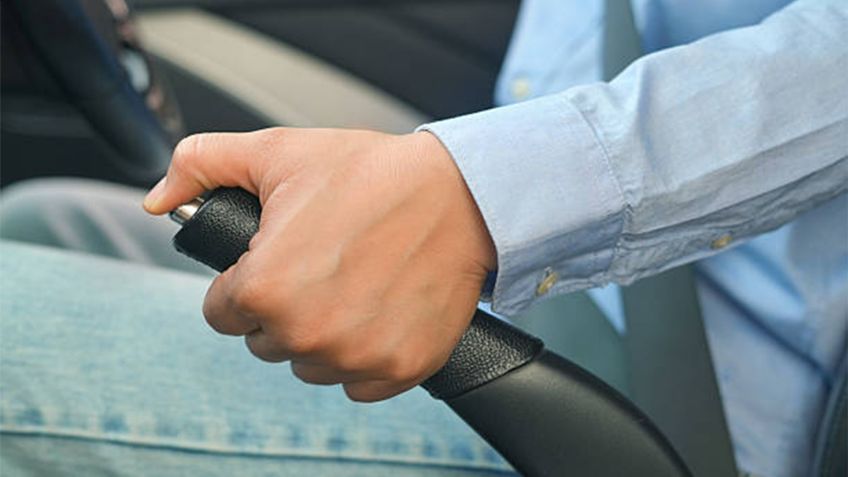 ¿Cómo usar correctamente el freno de mano del auto?