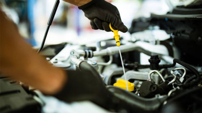 ¿Cada cuánto tiempo debes revisar los niveles de aceite, anticongelante y frenos del auto?