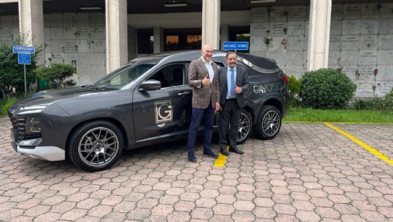 Martín Vaca creó una carroza fúnebre con doble eje