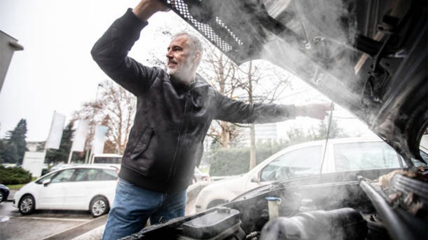 ¿Por qué mi auto se calienta? Causas comunes y soluciones