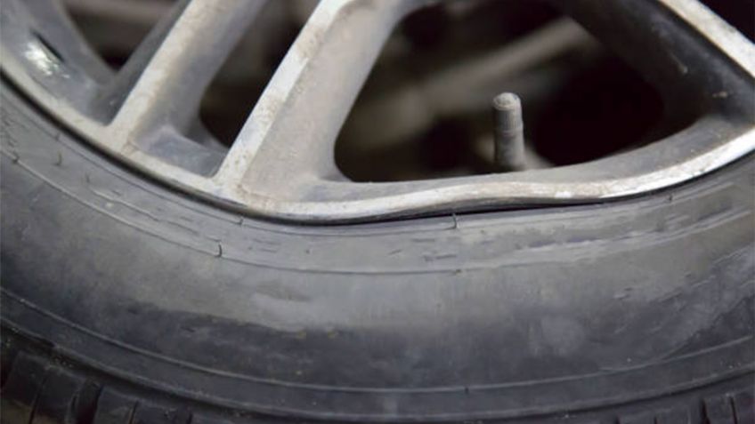 ¿Qué daños puede causar conducir con llantas desgastadas?