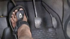 ¿Por qué debes evitar mantener el pie en el clutch en los semáforos?