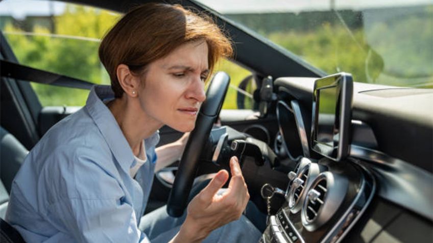 ¿Por qué puede oler a gasolina dentro del auto?