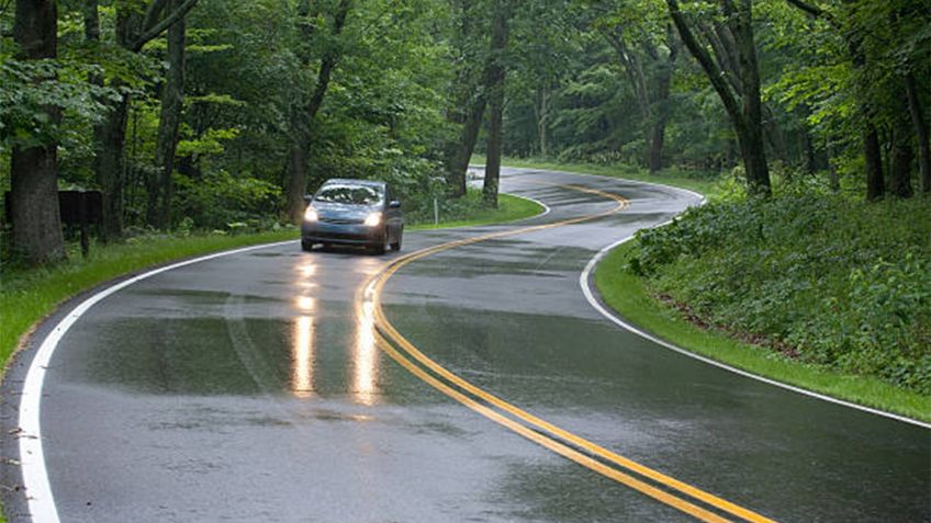 ¿Cómo tomar una curva con seguridad? Técnicas para no perder el control del auto