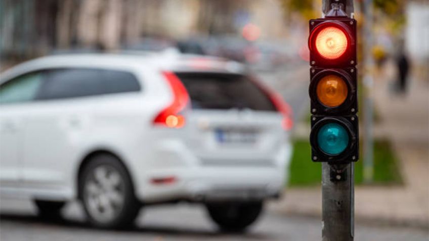 ¿Conviene apagar el motor del auto en semáforos largos? Pros, contras y recomendaciones