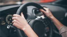 ¿Por qué es importante conducir con ambas manos en el volante?