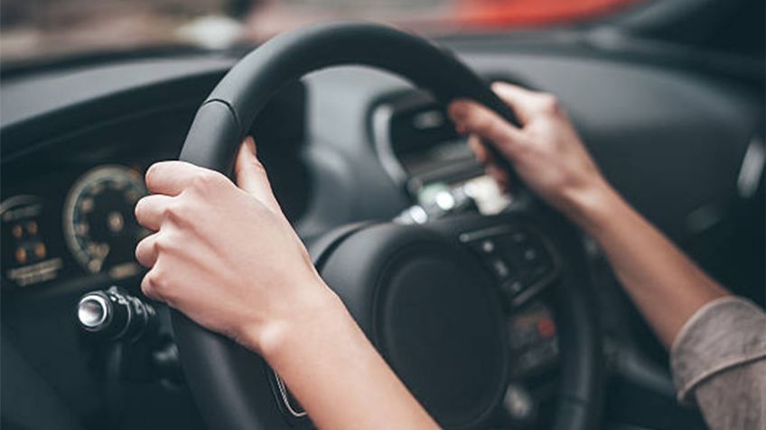 ¿Por qué es importante conducir con ambas manos en el volante?
