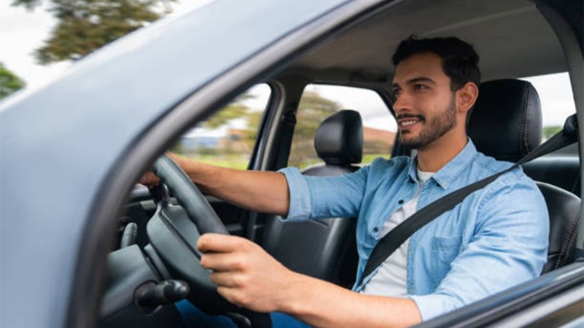 ¿Cómo mantener la vista activa y anticipar peligros mientras manejas?