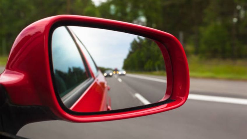 ¿Por qué debes revisar los espejos cada pocos segundos al manejar?