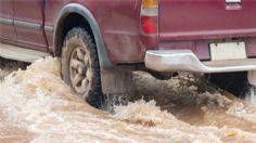 ¿Cómo cuidar y limpiar el chasis del auto tras conducir en zonas con lluvia o lodo?