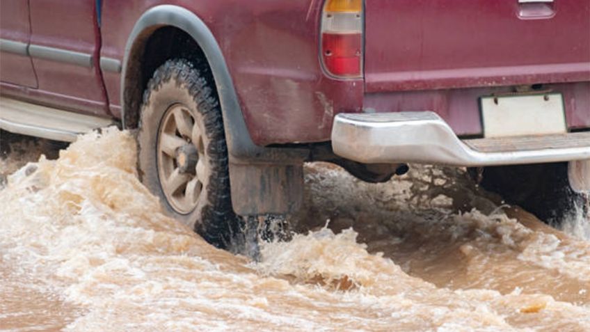 ¿Cómo cuidar y limpiar el chasis del auto tras conducir en zonas con lluvia o lodo?