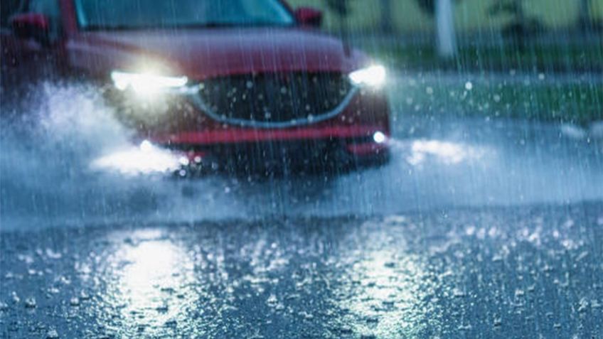 ¿Por qué no debes usar luces altas en niebla o lluvia intensa?