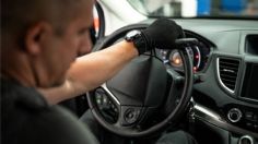 ¿Por qué no debes girar el volante con el auto detenido?