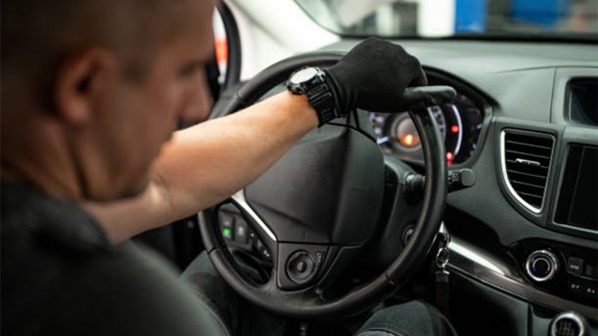 ¿Por qué no debes girar el volante con el auto detenido?