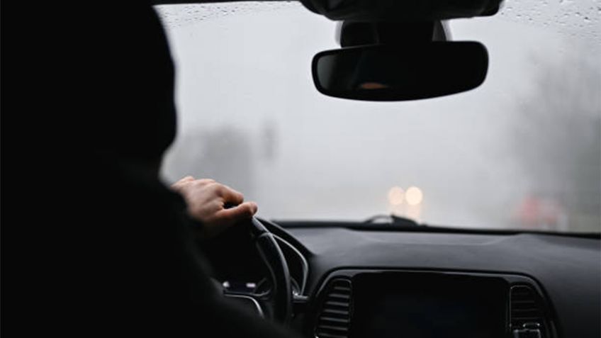 ¿Cómo manejar con neblina densa? Consejos clave para conducir con poca visibilidad