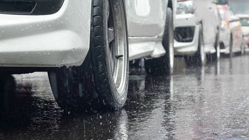 ¿Tus frenos están bien después de manejar bajo la lluvia? Señales clave para detectarlo