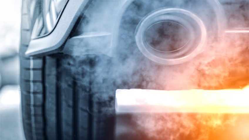 ¿Qué significa el color del humo del escape del auto?