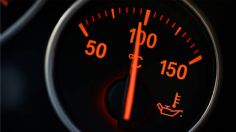 ¿Por qué se enciende el testigo de temperatura del auto y qué hacer para evitar daños al motor?