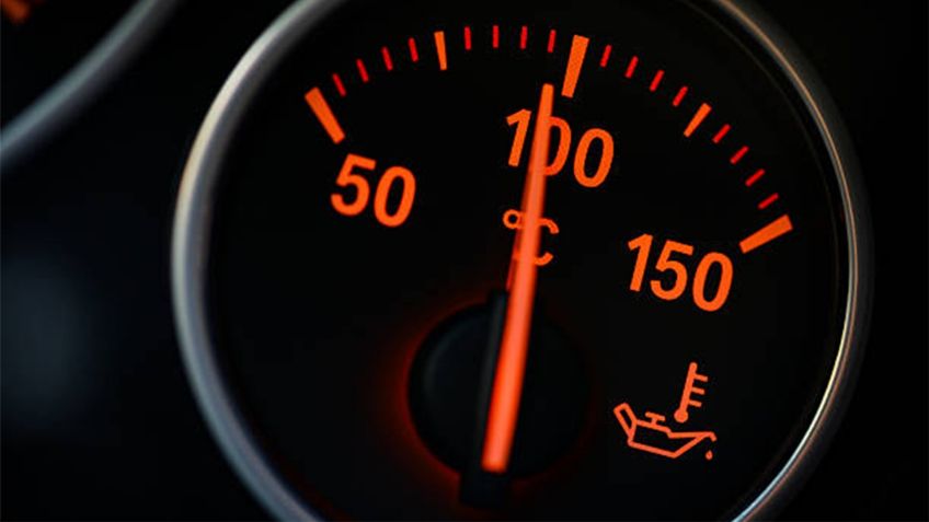 ¿Por qué se enciende el testigo de temperatura del auto y qué hacer para evitar daños al motor?