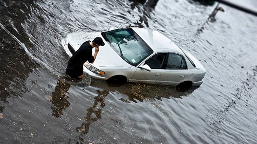 ¿Qué hacer si tu auto se queda varado en una inundación?