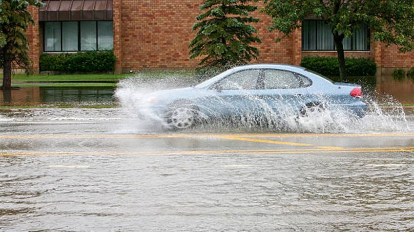 ¿Cómo proteger el motor de la entrada de agua al conducir bajo la lluvia?